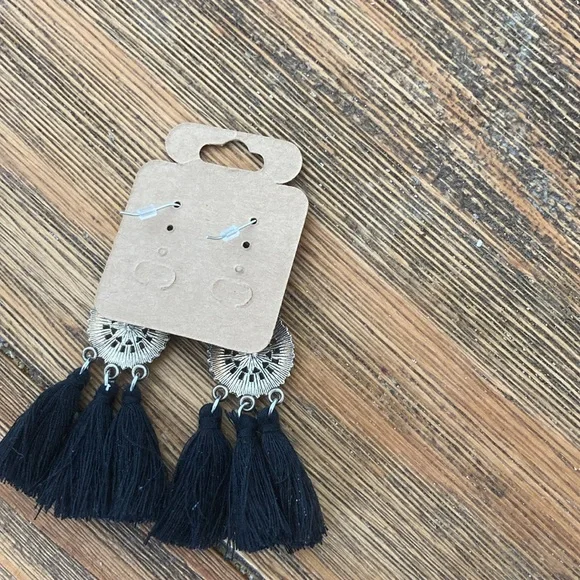 ⭐️Dangling Earrings - Picture 2 of 3